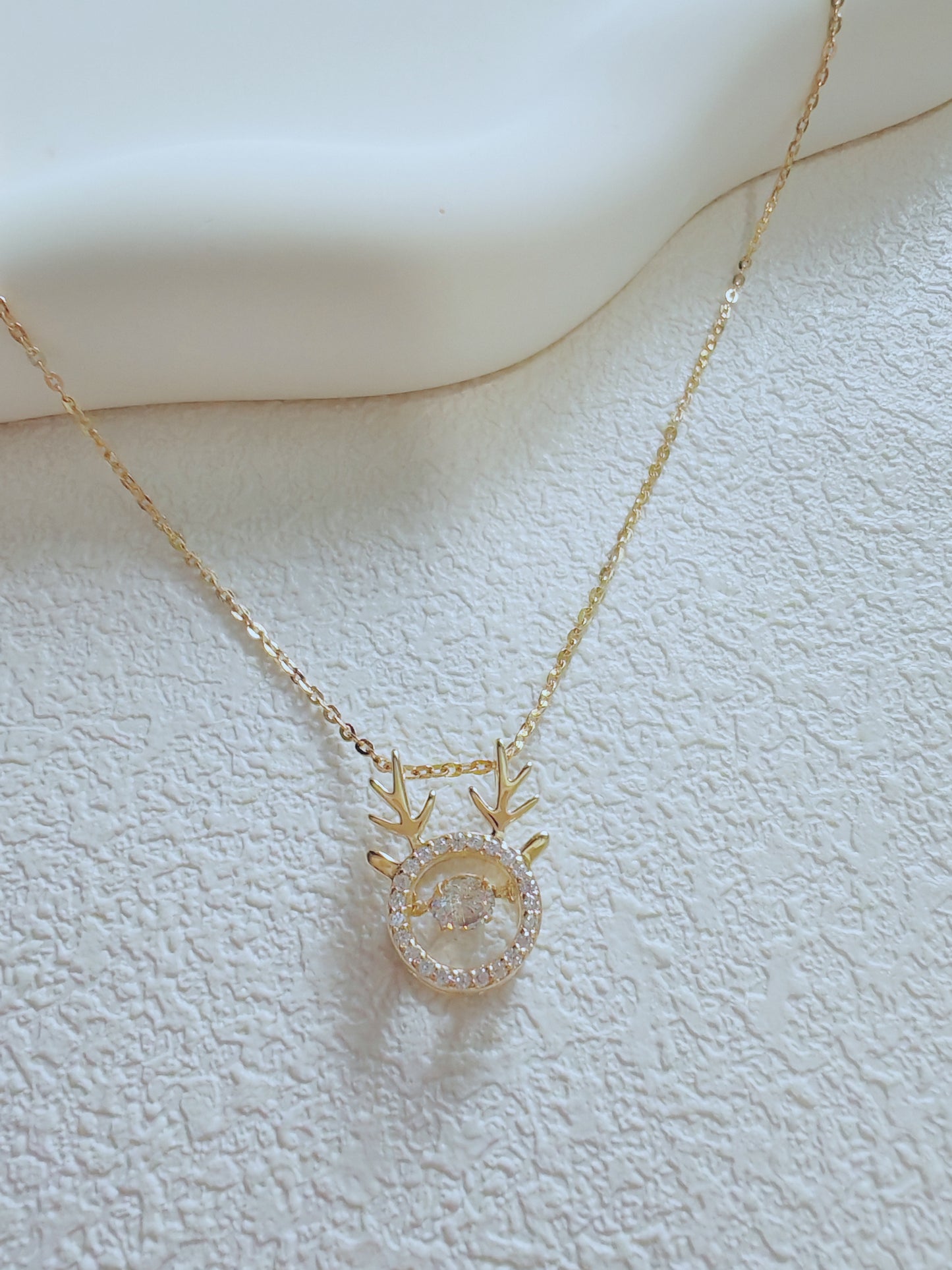 Elegant Reindeer Antler Pendant Necklace – Gold Plated with Sparkling Center Stone