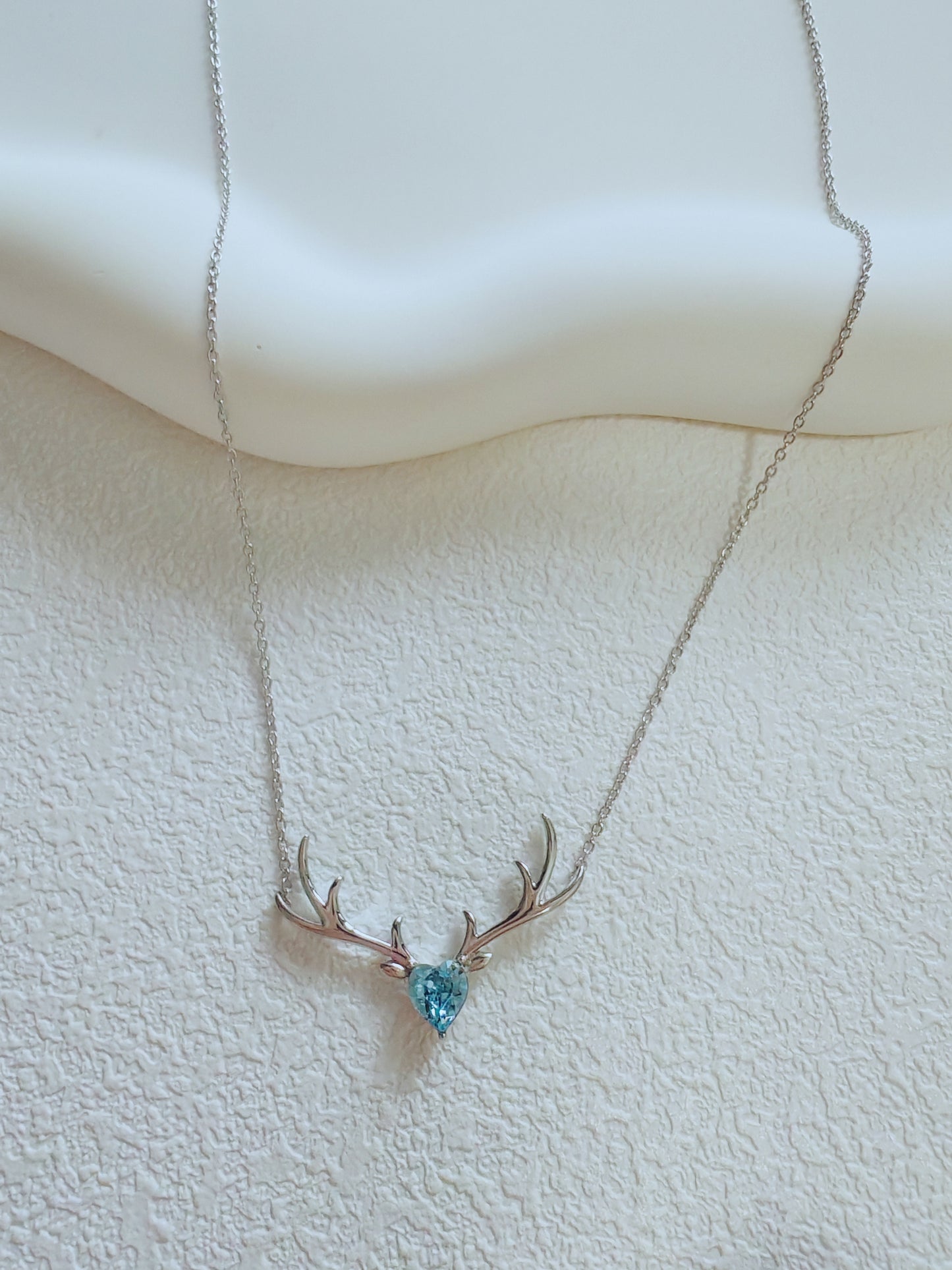 Elegant Antler Necklace with Blue Heart Crystal – Nature-Inspired Jewelry for Women