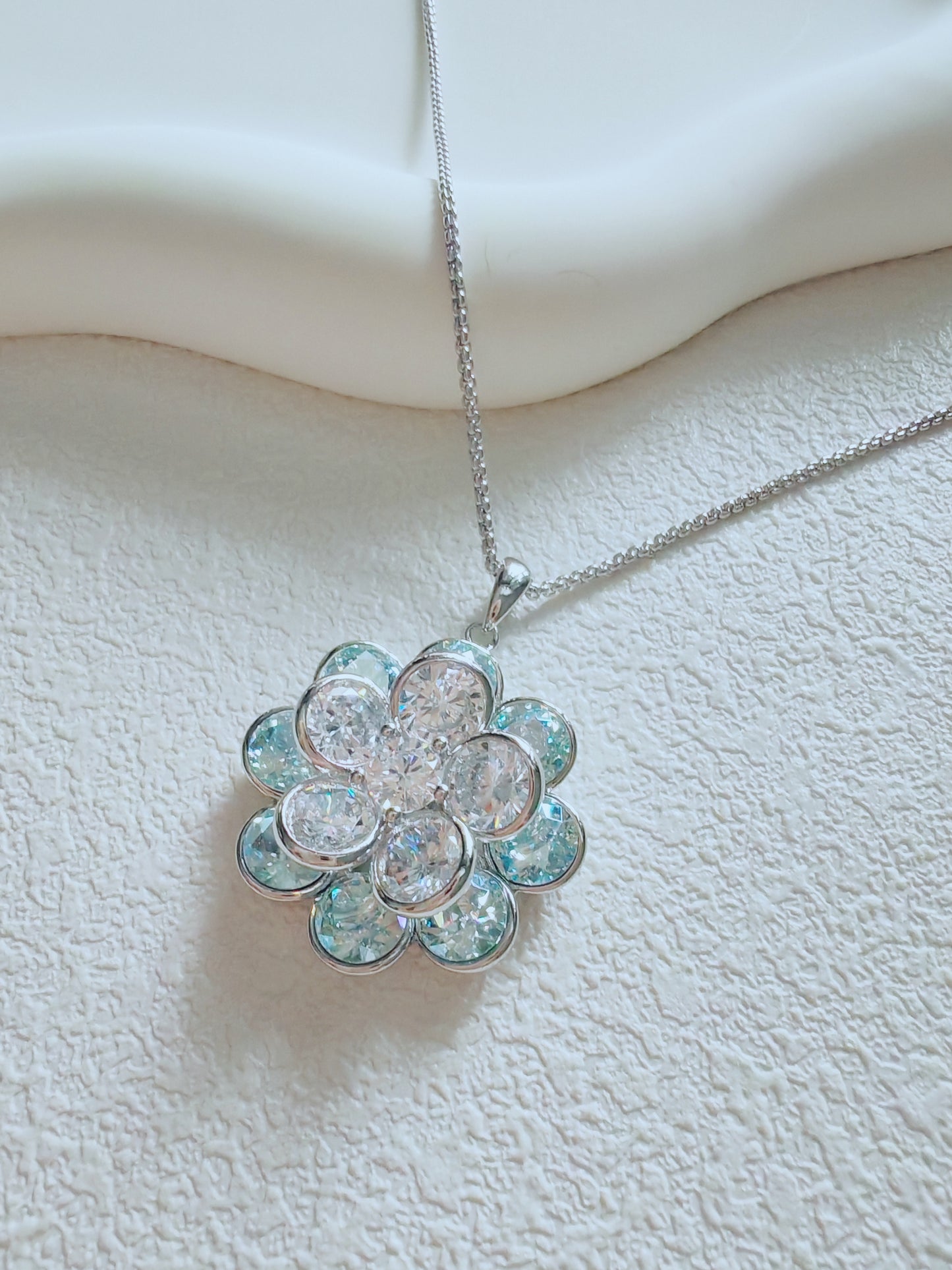 Radiant Crystal Flower Pendant Necklace – Elegant Silver-Plated Jewelry for Women