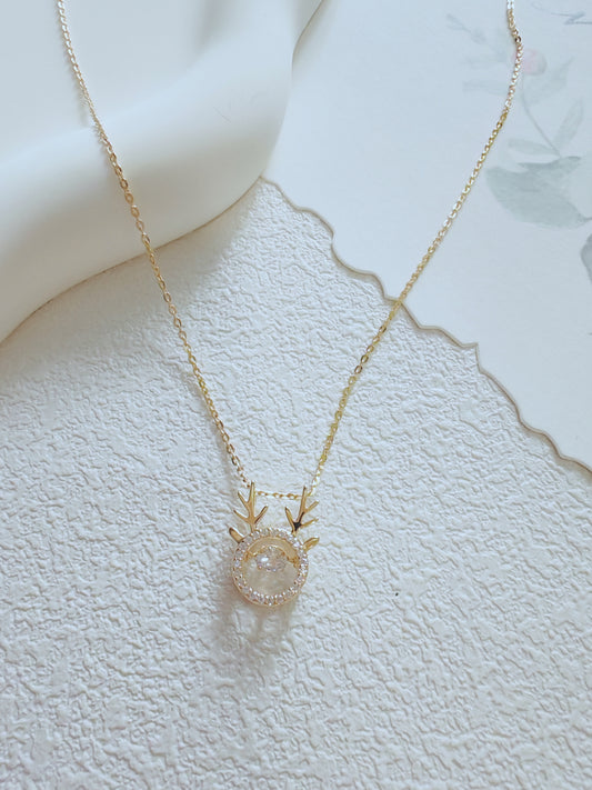 Elegant Reindeer Antler Pendant Necklace – Gold Plated with Sparkling Center Stone